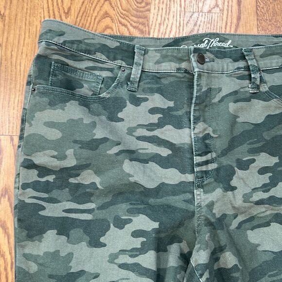 Universal Thread High Rise Crop Camo Jean 18/34 - Picture 5 of 6